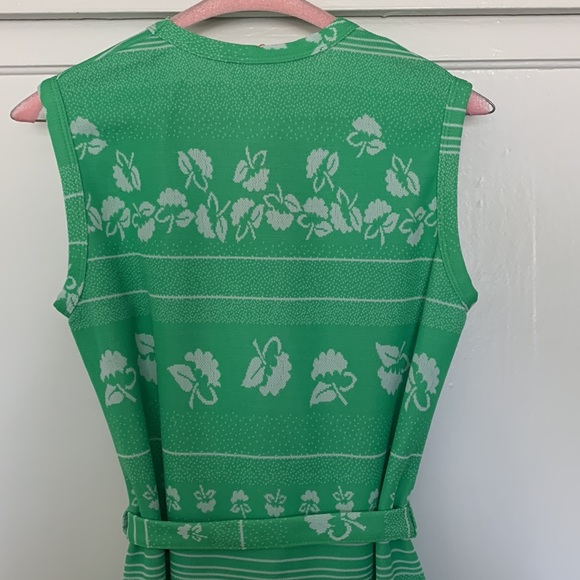 Super cute green flower vintage 70s tank top dress with belt - Picture 5 of 17
